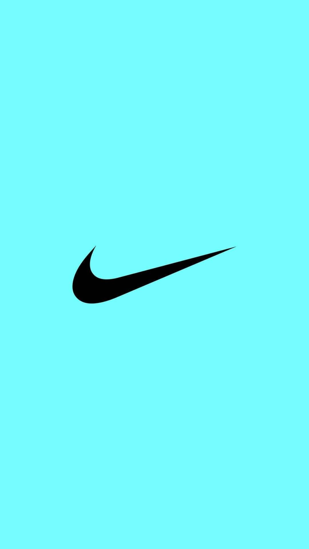 Swoosh 桌布 壁紙 — 一個大膽的黑色Nike swoosh標誌居中在純青色背景上。