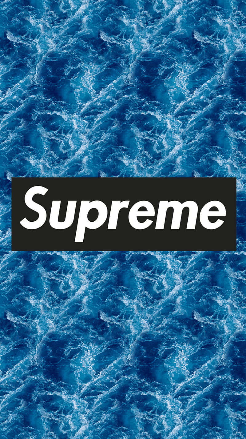 blue supreme 桌布 壁紙 — 一個大膽的黑色Supreme標誌，居中在帶有白色泡沫波浪的動態藍色水紋理上。