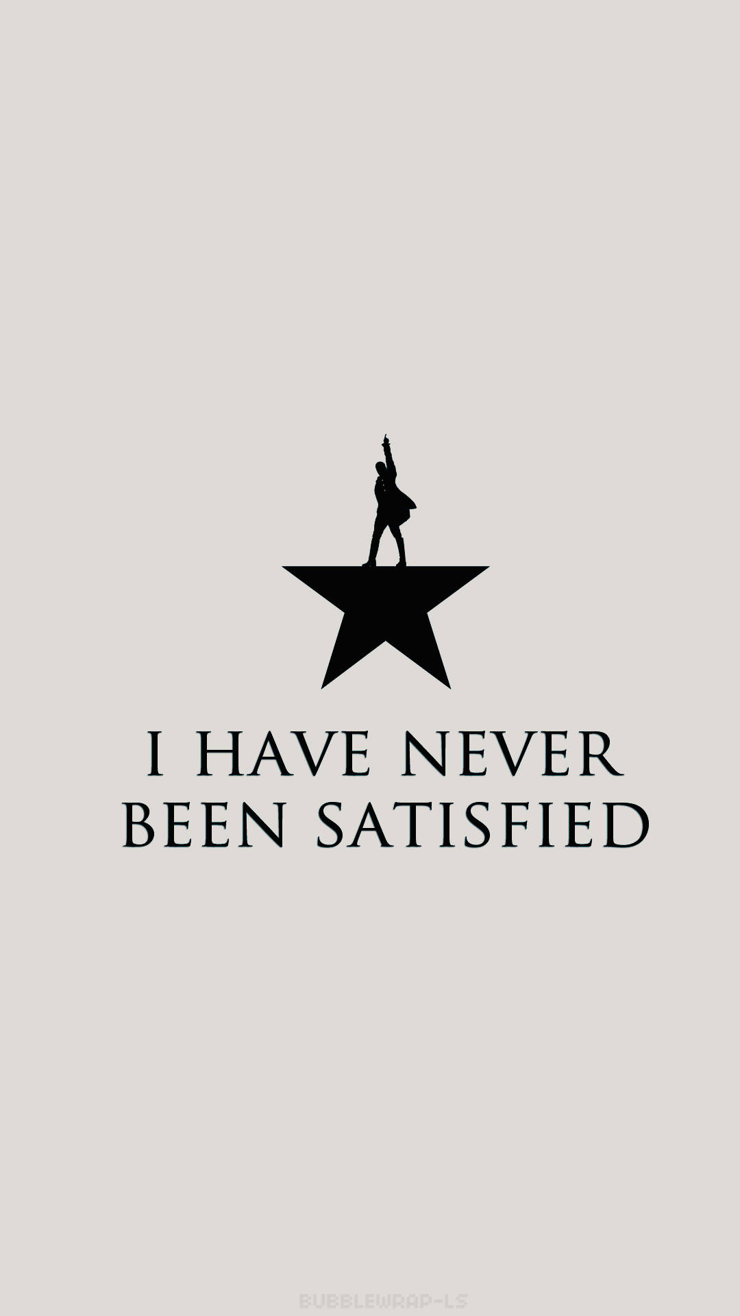 Hamilton 桌布 壁紙 — 一個大膽的黑色剪影，人物站在星星上，下方有「I HAVE NEVER BEEN SATISFIED」字句。