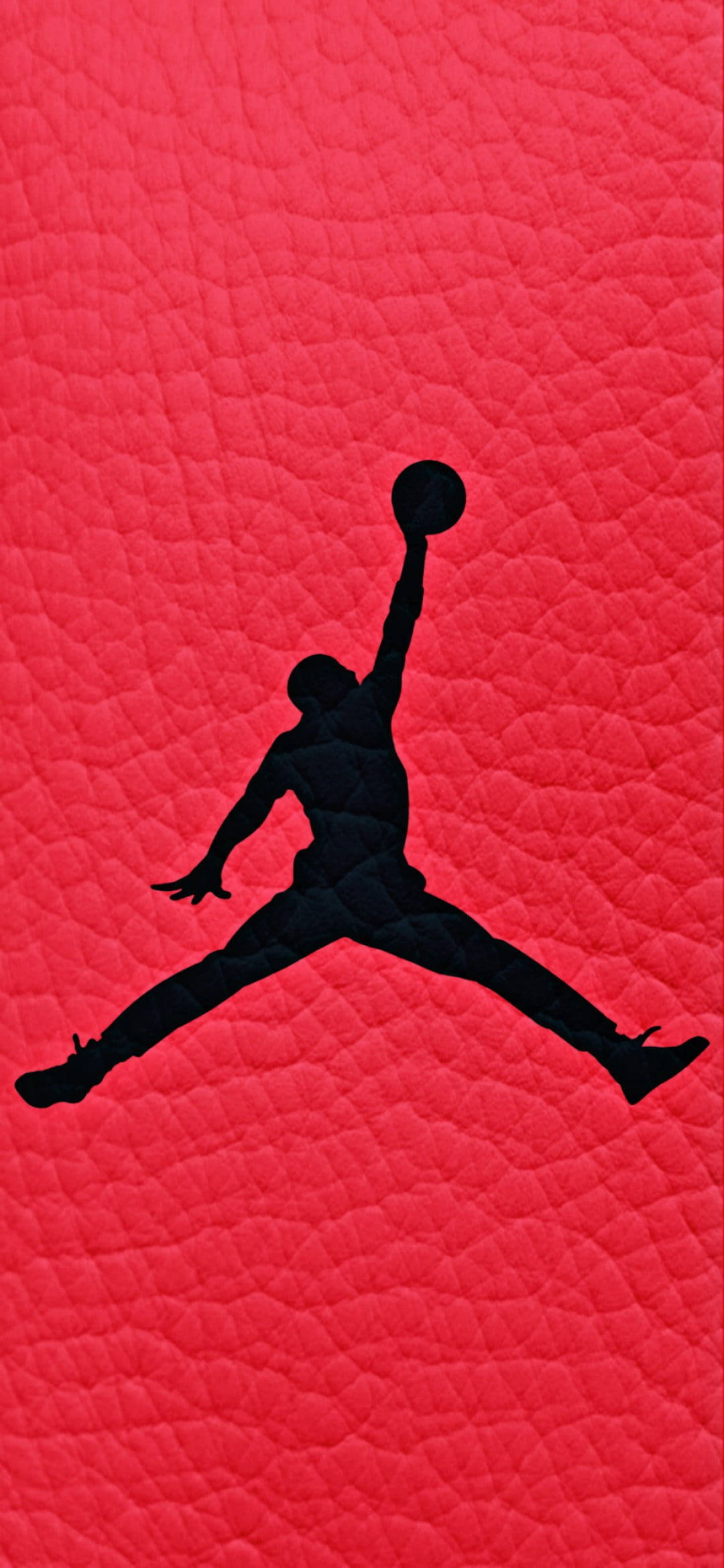 Jordan Logo 桌布 壁紙 — 一個大膽的黑色剪影，描繪籃球運動員在半空中灌籃，背景是帶紋理的紅色皮革。