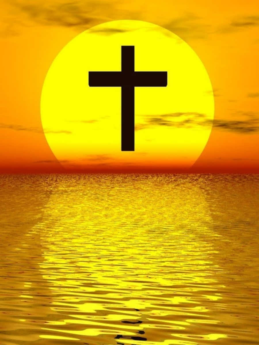 Beautiful Cross 桌布 壁紙 — 一個大膽的黑色十字架剪影，映襯著閃爍海洋上燦爛的金色夕陽。