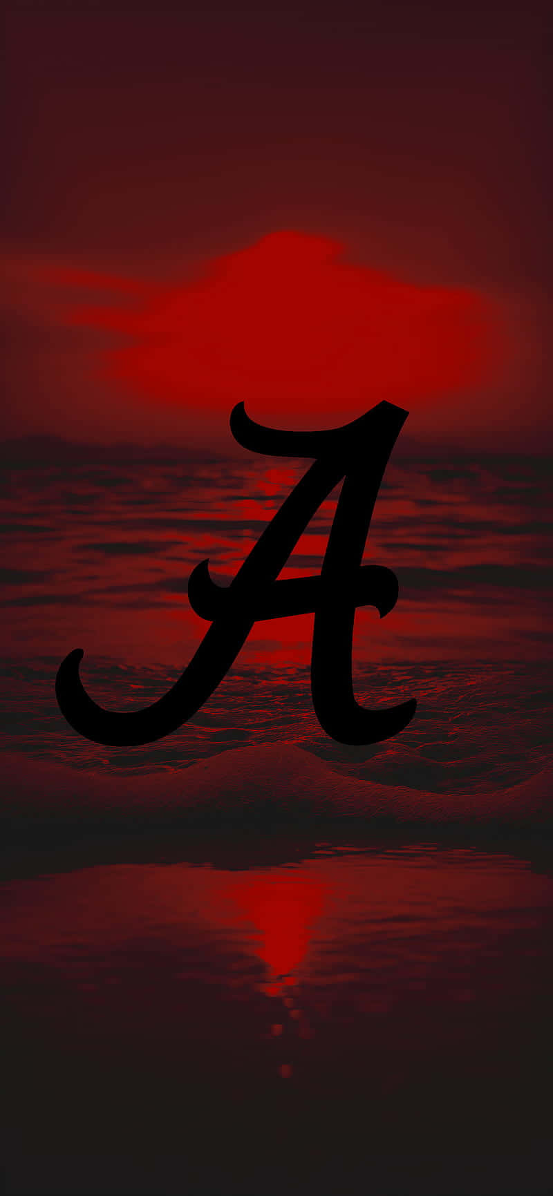 Alabama Football iPhone 桌布 壁紙 — 一個大膽的黑色占星符號A漂浮在深色水面上倒映的深紅色日落之上。