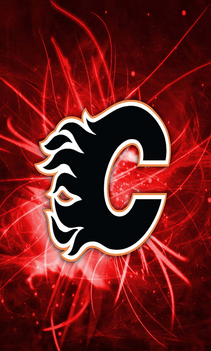 Calgary Flames 桌布 壁紙 — 一個大膽的黑色卡加利火焰隊標誌，帶有白色輪廓，在帶有電光條紋和發光粒子的動態紅色背景上散發光芒。