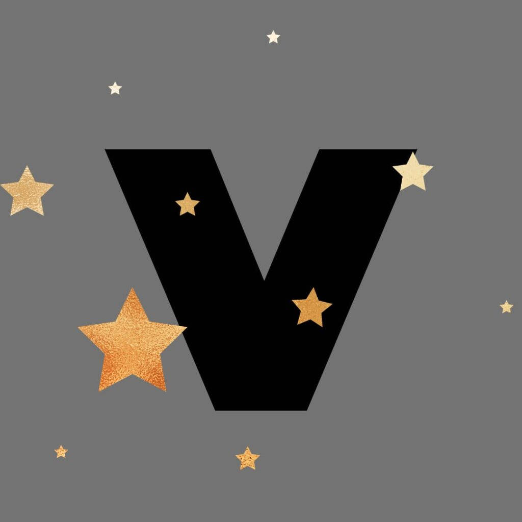v 桌布 壁紙 — 一個大膽的黑色字母V，點綴著閃閃發光的金色星星，背景為柔和的灰色。