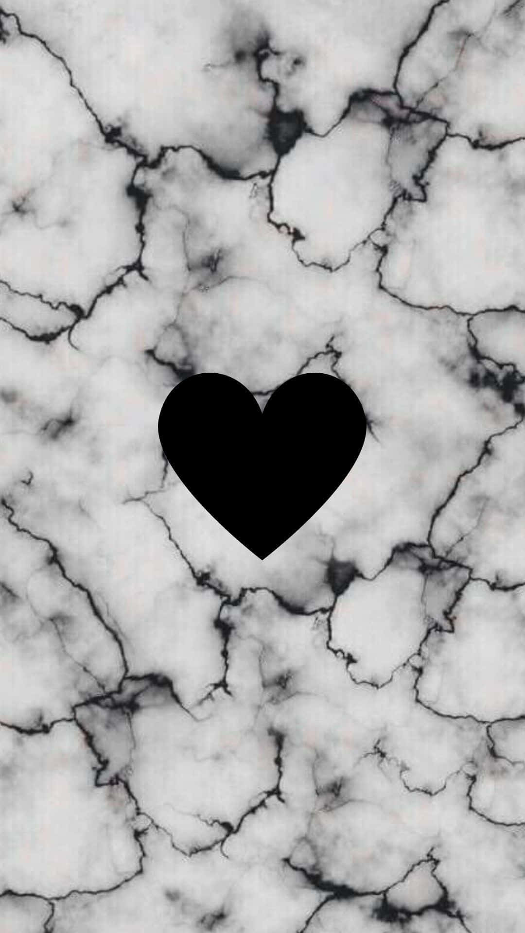 Aesthetic Black Heart 桌布 壁紙 — 一個大膽的黑色心形，位於帶有漩渦紋理的白色和灰色大理石背景中央。
