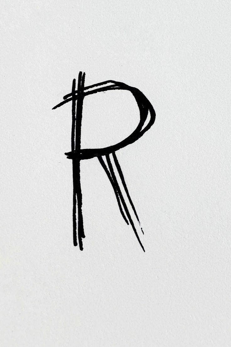 R 桌布 壁紙 — 一個大膽的黑色手寫字母R，在帶有紋理的白色紙張上用富有表現力的筆觸勾勒出來。