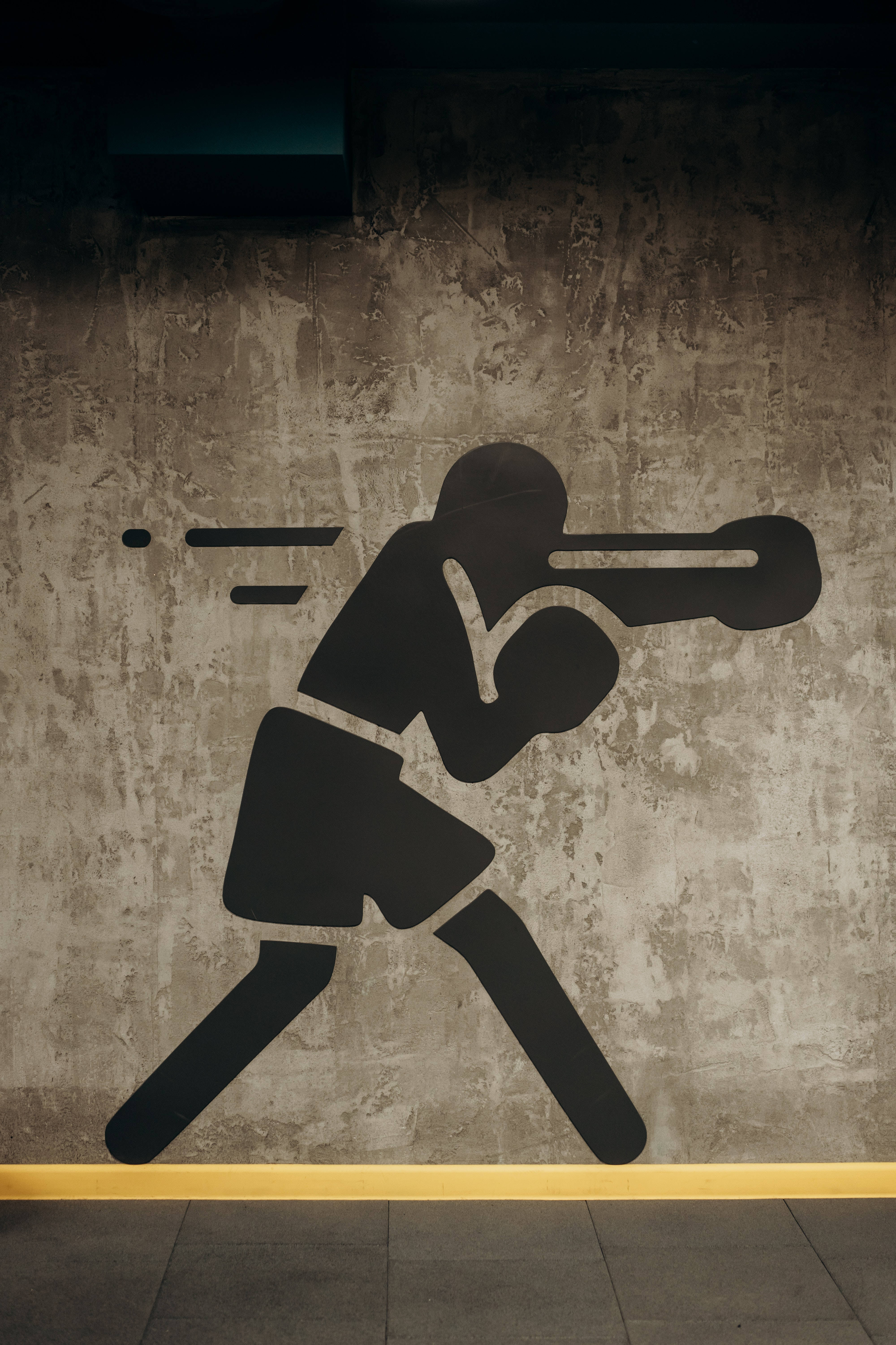 Cool Boxing 桌布 壁紙 — 一個大膽的黑色拳擊手出拳剪影，在戲劇性燈光下點綴著風化的混凝土牆。