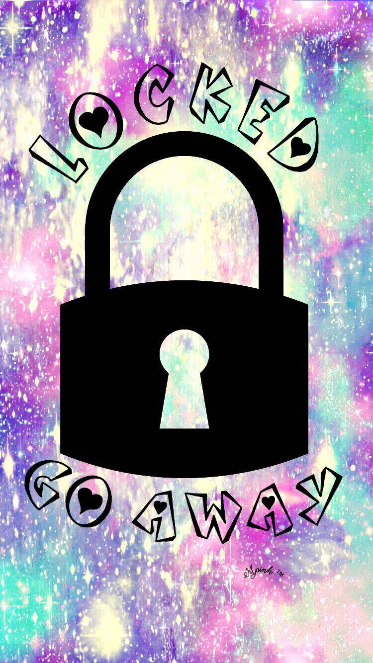 girly pink aesthetic 桌布 壁紙 — 一個大膽的黑色掛鎖，帶有心形文字「LOCKED GO AWAY」，在充滿活力的宇宙銀河背景下顯得格外突出。