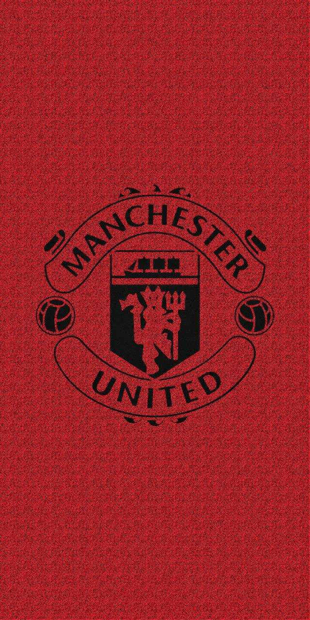 Manchester United Logo 桌布 壁紙 — 一個大膽的黑色曼聯標誌，居中在帶有紋理的深紅色背景上。