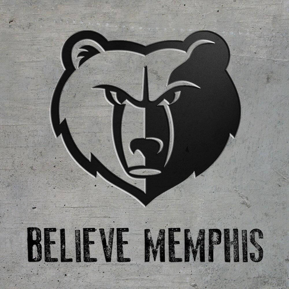 NBA 桌布 壁紙 — 一個大膽的黑色熊頭標誌，上面有「BELIEVE MEMPHIS」文字，位於紋理混凝土牆上。