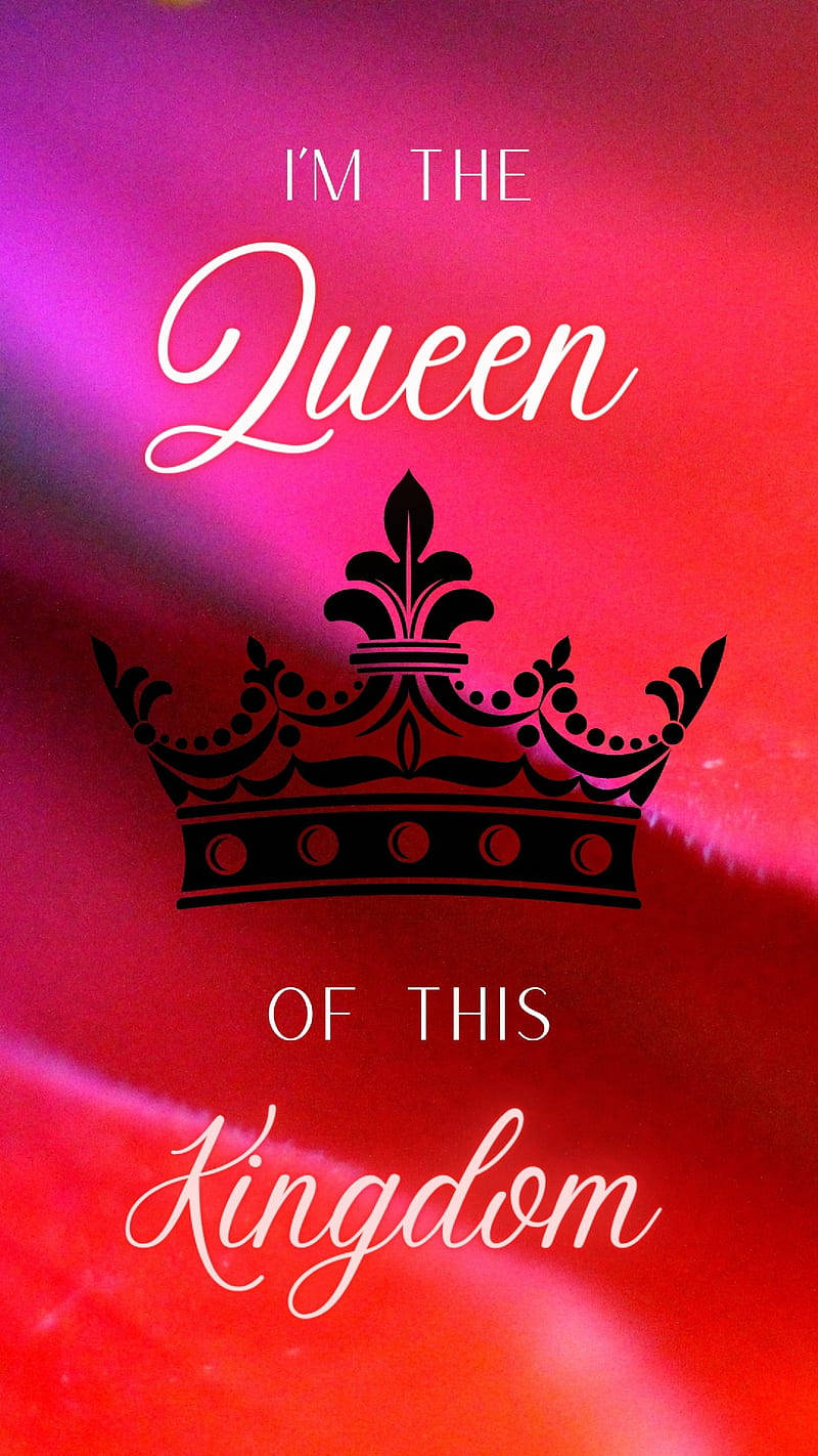 Queen 桌布 壁紙 — 一個大膽的黑色皇冠和草書文字在閃耀的粉紅色和紅色漸變背景上宣告『我是這個王國的女王』。