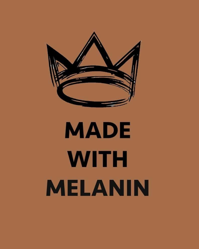 黑人女性 桌布 壁紙 — 一個大膽的黑色皇冠草圖和文字 'MADE WITH MELANIN' 在純色陶土背景上。
