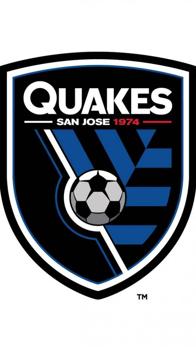 足球 桌布 壁紙 — 一個大膽的黑色盾牌標誌，帶有白色文字 Quakes San Jose 1974，以及藍色對角線條中央的足球。