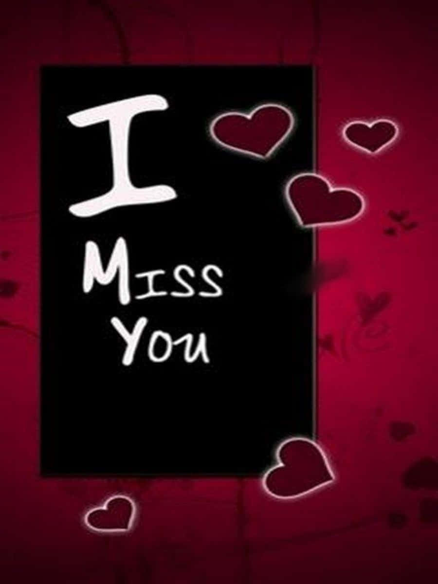 我想你 桌布 壁紙 — 一個大膽的黑色矩形顯示「I MISS YOU」的白色風格文字，背景為深紅色，飾有發光的心形圖案。