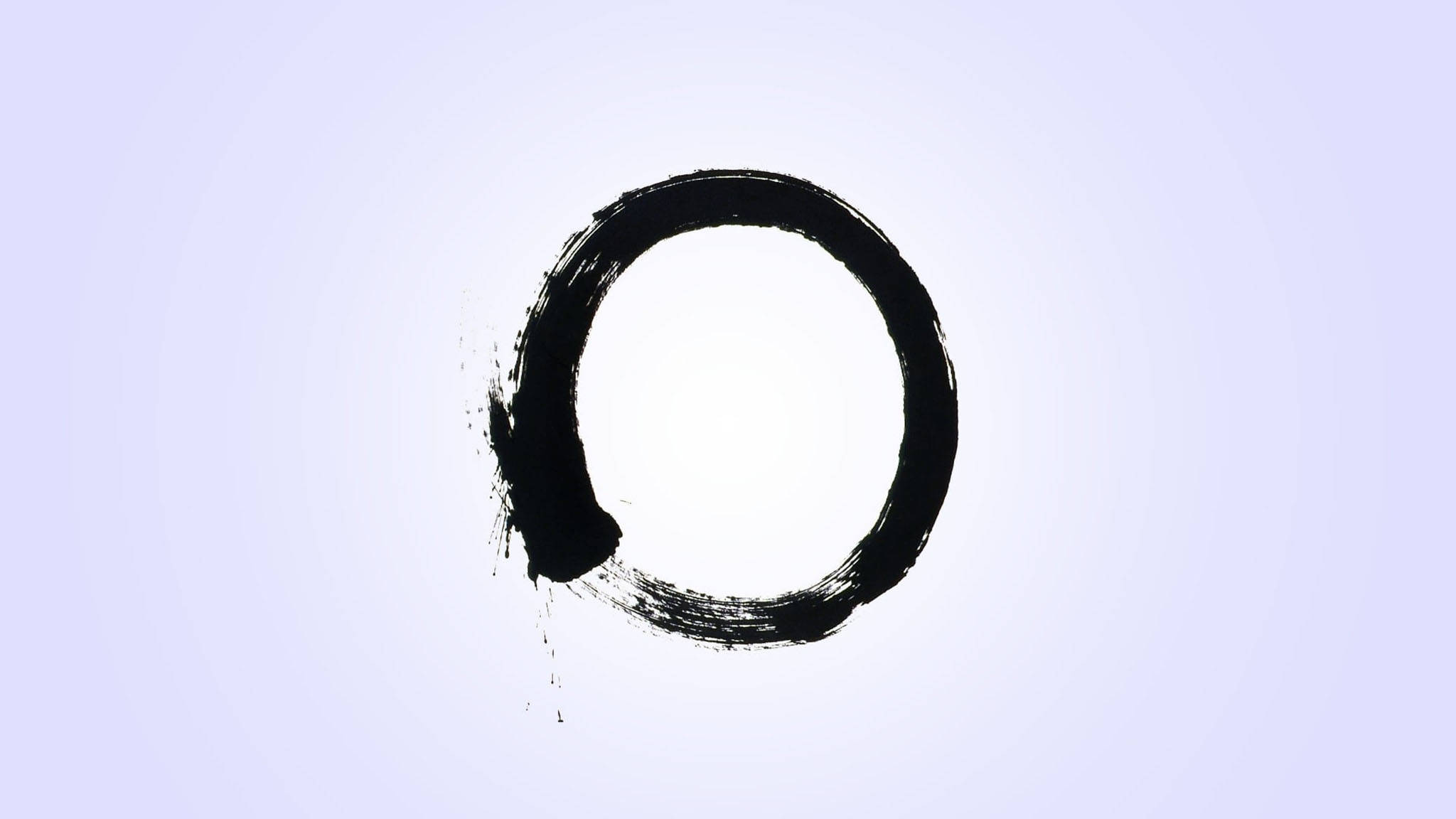 o 桌布 壁紙 — 一個大膽的黑色筆觸圓圈，帶有墨水滴，在柔和的薰衣草漸變背景上。