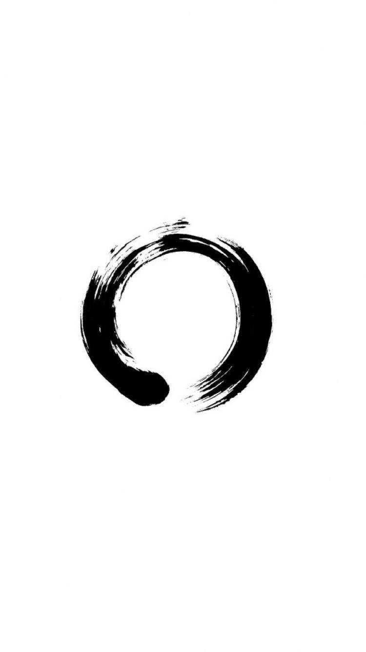 禪 桌布 壁紙 — 一個大膽的黑色筆觸圓圈，末端開口，居中於純白背景上。