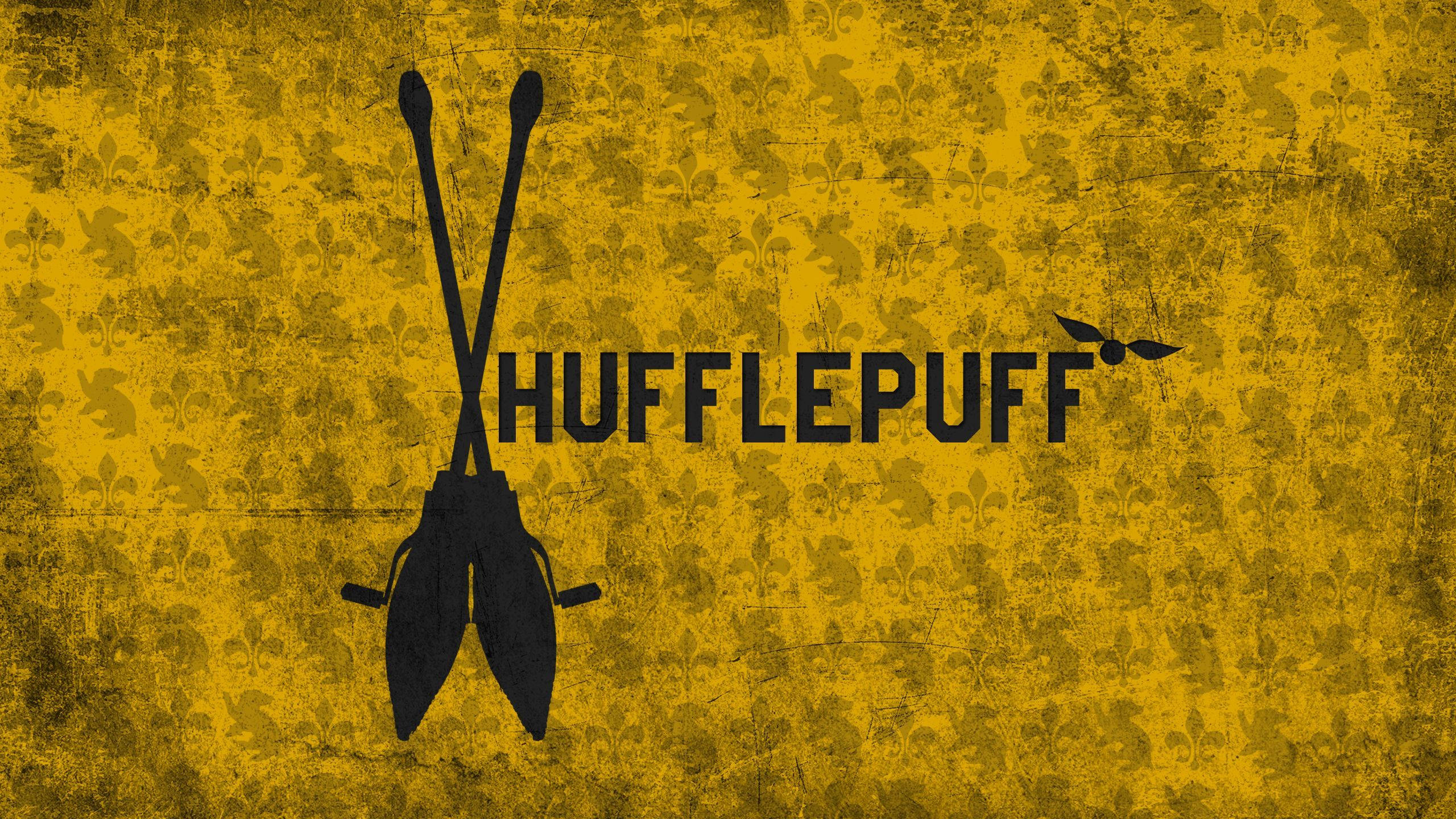 Hufflepuff 桌布 壁紙 — 一個大膽的黑色赫夫帕夫標誌，帶有交叉的掃帚柄和獾徽章，位於帶有微妙百合花圖案的紋理金黃色背景上。
