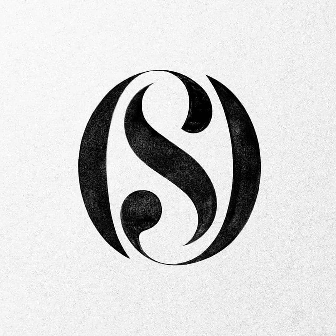 Minimalist Logo 桌布 壁紙 — 一個大膽的黑色風格化字母S在圓形框架內旋轉，位於有紋理的白色紙張上。