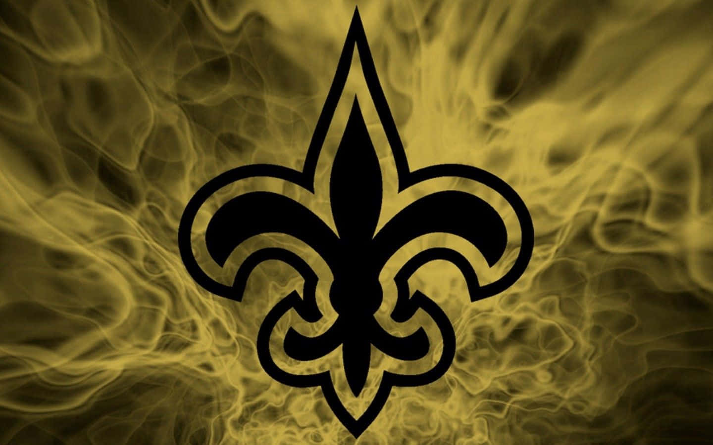 NFL Saints 桌布 壁紙 — 一個大膽的黑色鳶尾花徽章居中，背景是旋轉的金黃色煙霧。