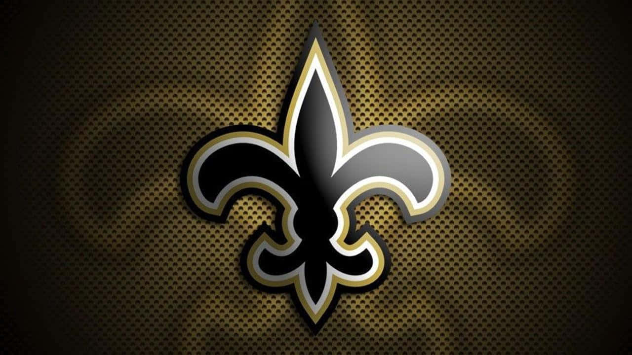 NFL Saints 桌布 壁紙 — 一個大膽的黑金百合花徽標，居中放置在帶紋理的金屬金色網格背景上。