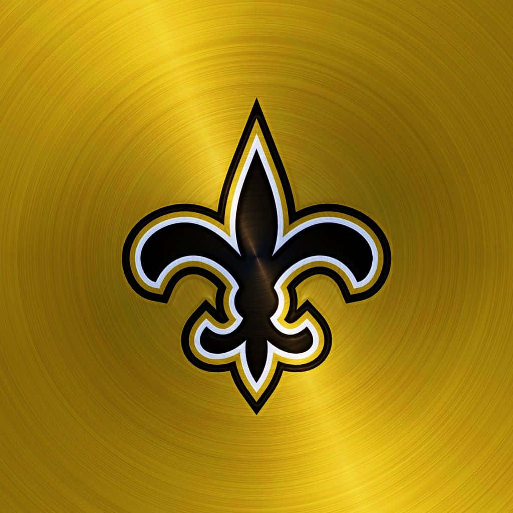 NFL Saints 桌布 壁紙 — 一個大膽的黑金百合花徽章標誌，居中在閃亮的拉絲金金屬背景上。