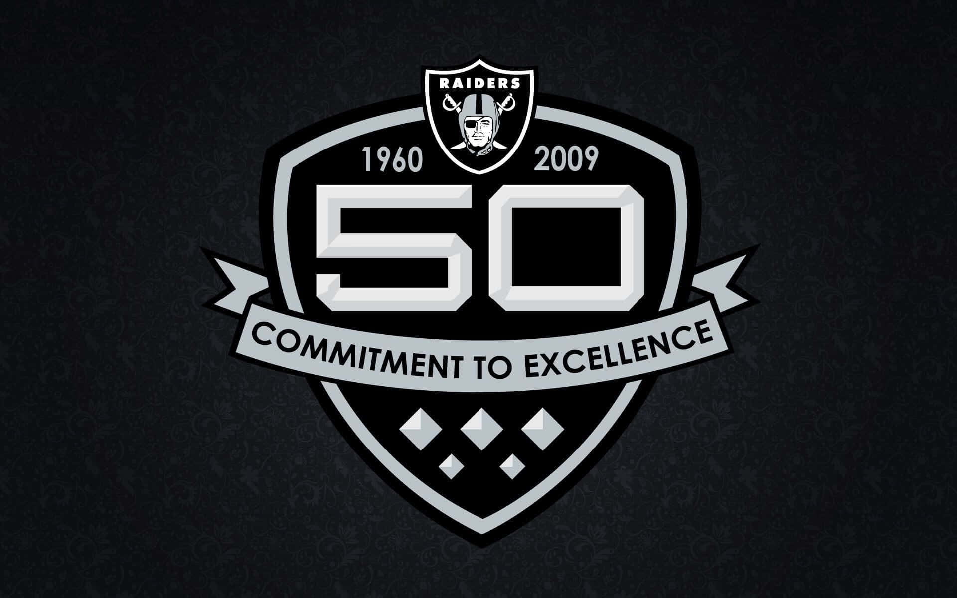 足球 桌布 壁紙 — 一個大膽的黑銀色 Raiders 50 週年標誌，帶有 'Commitment to Excellence' 字樣，置於深色紋理背景上。