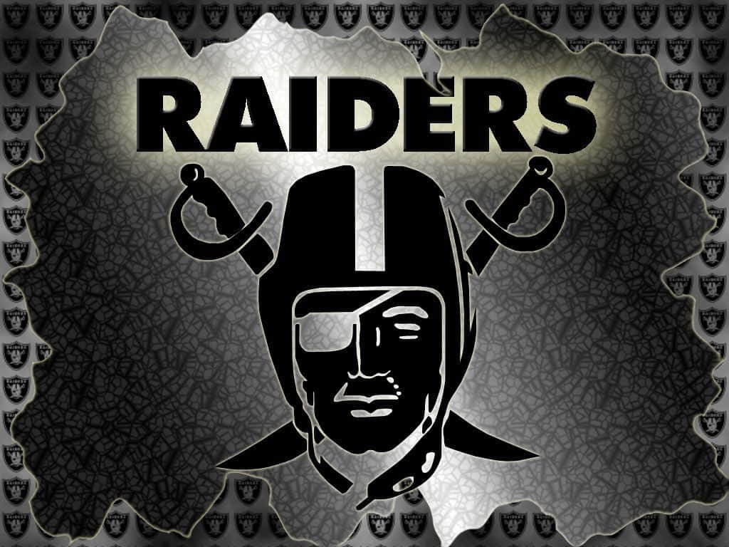 Oakland Raiders 桌布 壁紙 — 一個大膽的黑銀色 Raiders 標誌，帶有頭盔臉和交叉劍，背景是裂紋金屬。