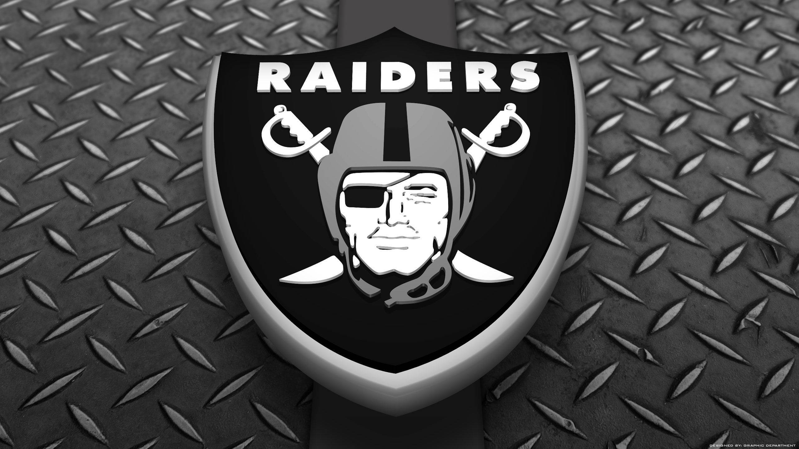 突襲者 桌布 壁紙 — 一個大膽的黑銀色 Raiders 標誌，帶有交叉劍和頭盔臉，居中在紋理菱形板金屬背景上。