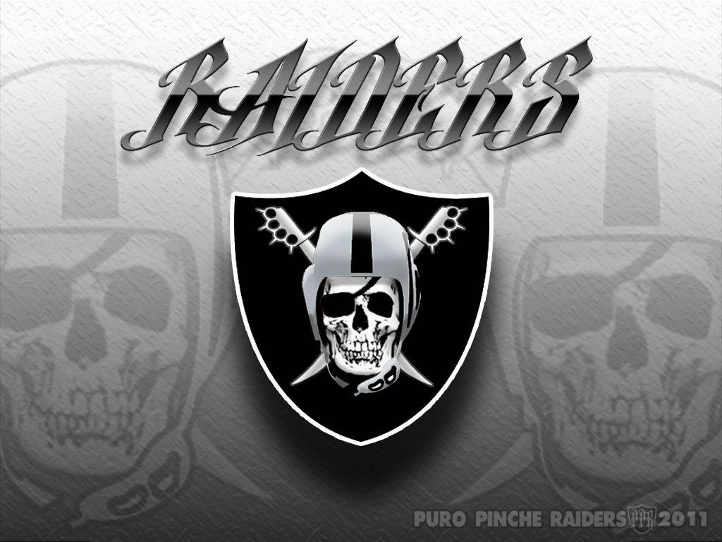 突襲者 桌布 壁紙 — 一個大膽的黑銀色 Raiders 標誌，包含一個戴頭盔的骷髏頭和交叉骨頭，置於帶有褪色骷髏圖案的紋理灰色背景上。