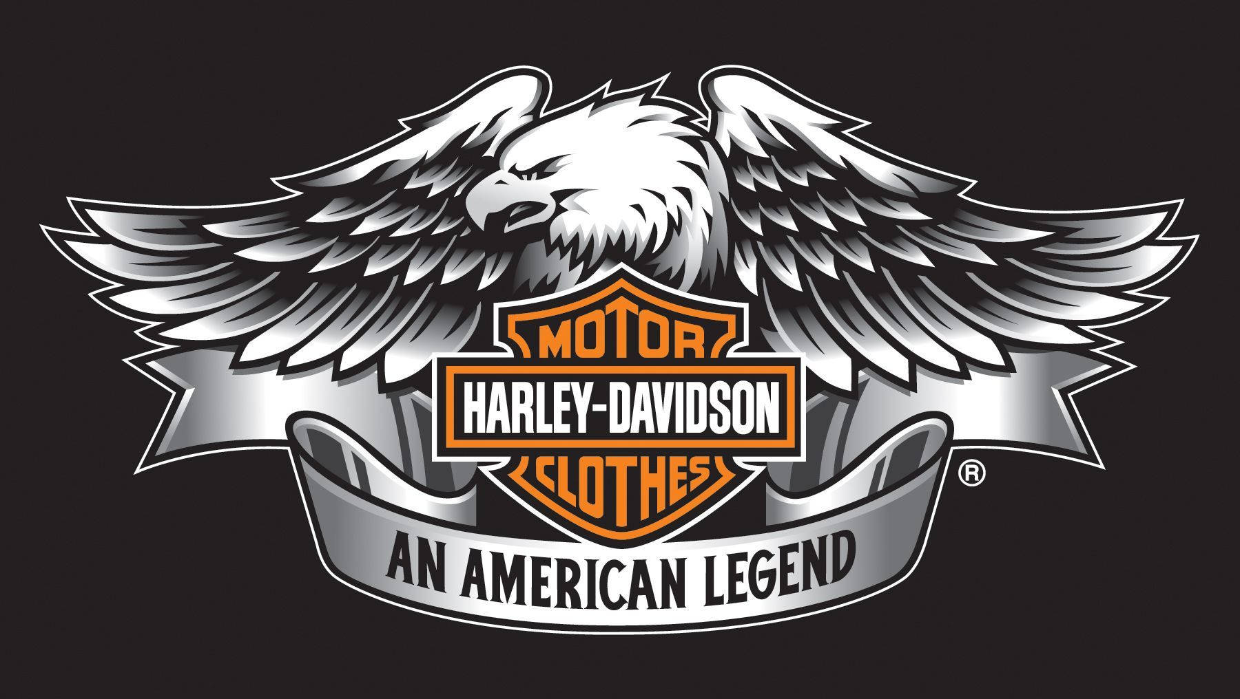 Harley 桌布 壁紙 — 一個大膽的黑銀色鷹標誌，翅膀展開，在深色背景上框住 Harley-Davidson Motor Clothes 標誌。