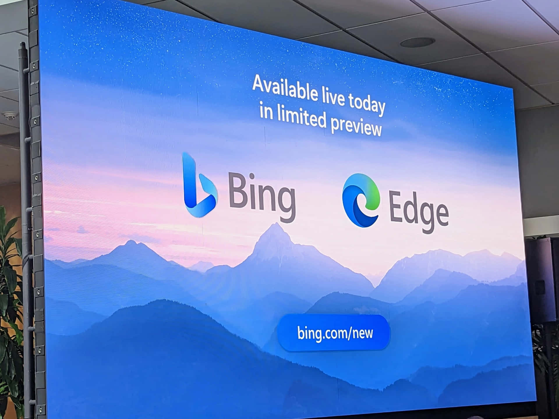 大螢幕顯示Bing和Edge標誌，背景是山景日落和預覽宣布。 — 必應 壁紙