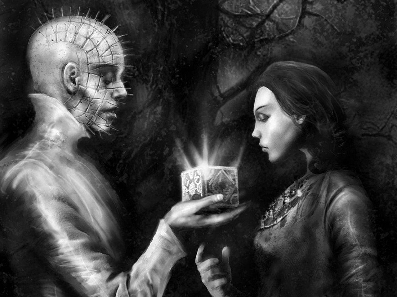 Pinhead 桌布 壁紙 — 一個大頭針怪物在黑暗的森林中向一名女子提供一個發光的盒子，以戲劇性的黑白風格呈現。