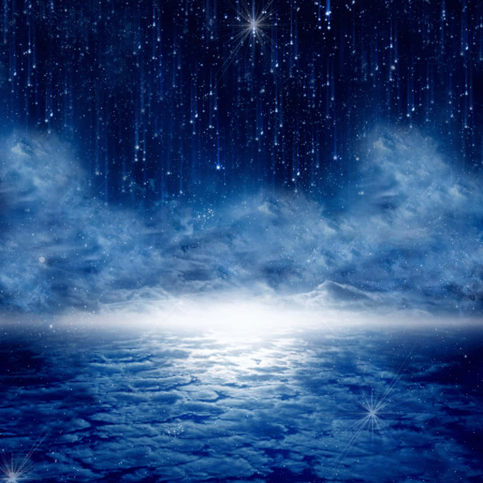 Starry Sky 桌布 壁紙 — 一個天體場景，星星如雨般落在多雲夜空下發光的藍色海洋上。