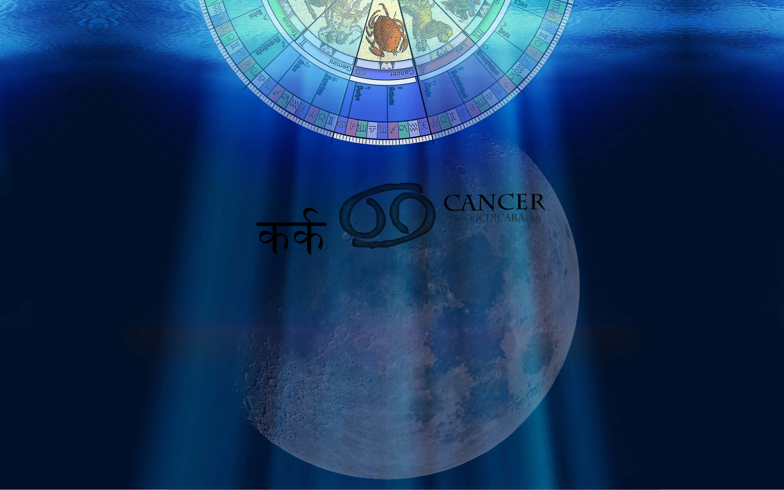 Cancer Zodiac Sign 桌布 壁紙 — 一個天體星座輪盤懸浮在一個發光的月亮上方，月亮上標有「巨蟹座」及印度文字和符號，沐浴在深藍色的水下光線中。