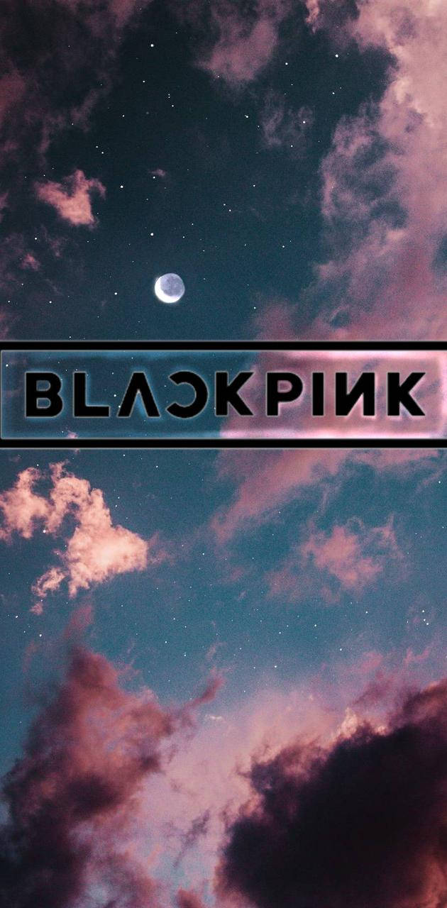 BLACKPINK 桌布 壁紙 — 一個天體的夜空，有新月和星星，被粉紅色和紫色的雲朵環繞，並疊加了BLACKPINK標誌。