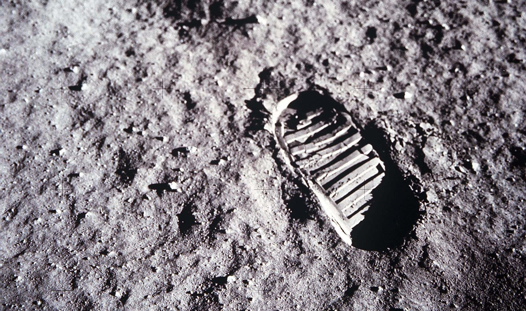 Moon Landing 桌布 壁紙 — 一個太空人靴印壓在月球表面的灰色月壤上。