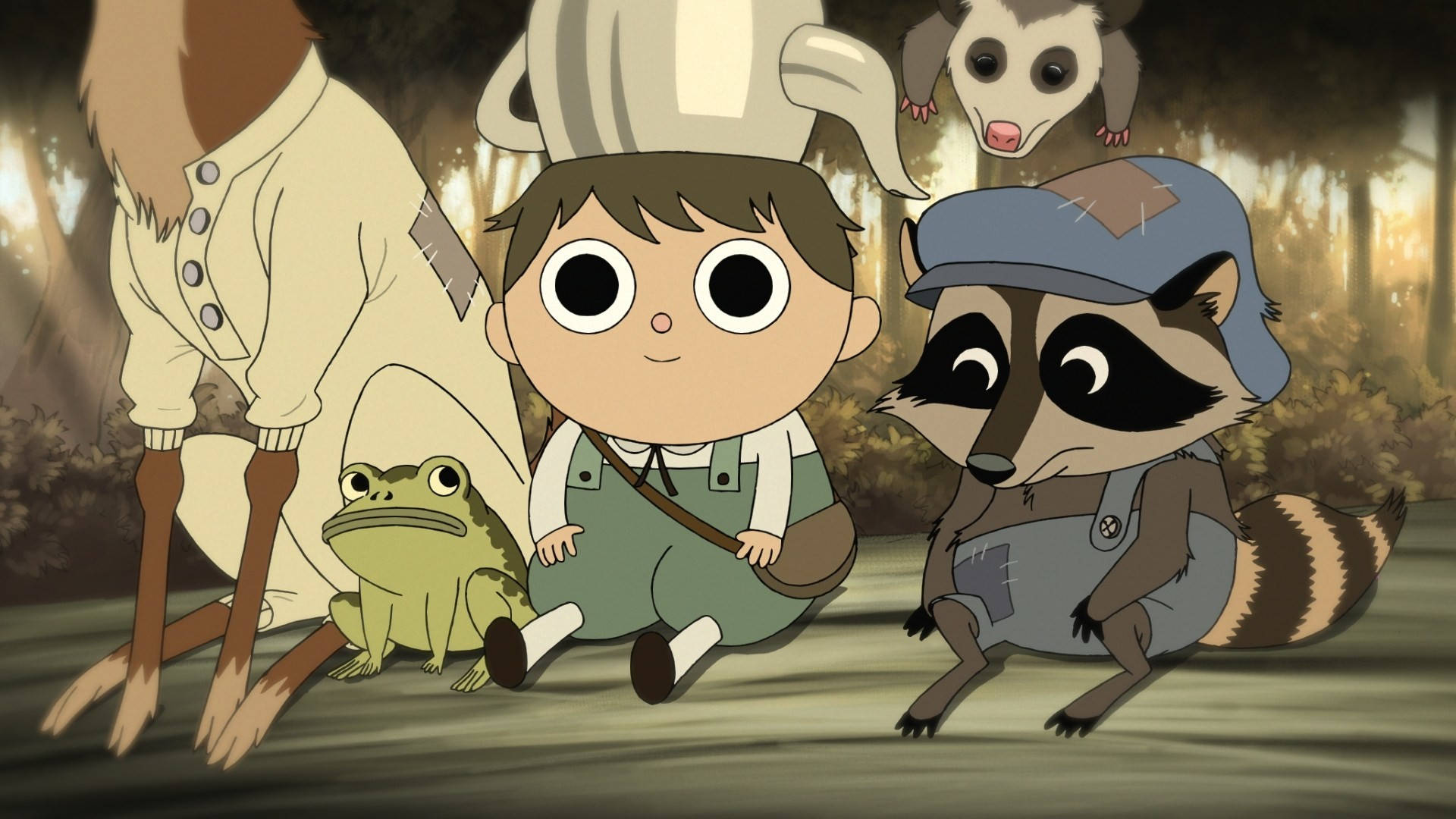 over the garden wall 桌布 壁紙 — 一個奇幻動畫場景，描繪一個男孩、浣熊、青蛙和負鼠在森林中，伴隨著溫暖的金色燈光。