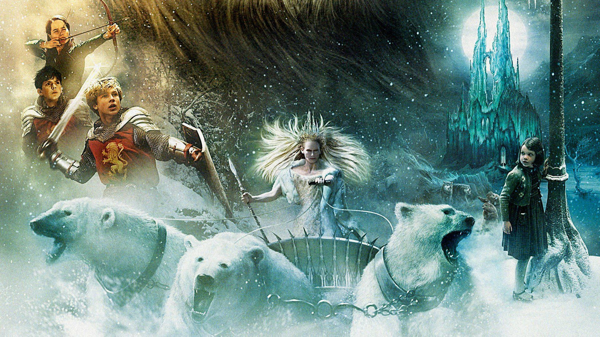 Narnia 桌布 壁紙 — 一個奇幻場景，騎士和一個女孩乘坐由北極熊拉著的雪橇，穿過雪地景觀，城堡在滿月下。