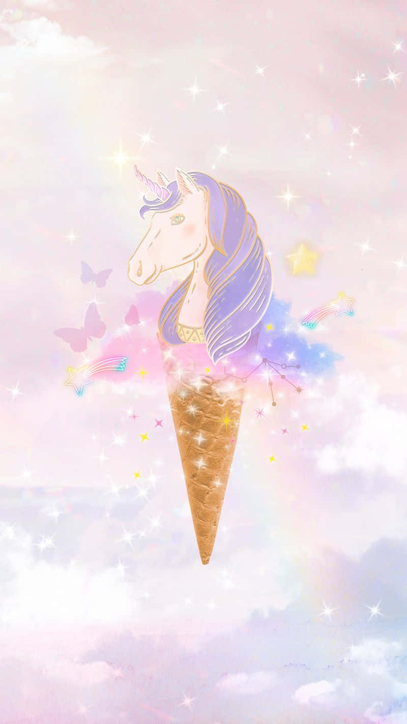 Unicorn Aesthetic 桌布 壁紙 — 一個奇幻的獨角獸頭從鬆餅筒中冒出，背景是充滿閃爍、蝴蝶和彩虹的粉彩天空。
