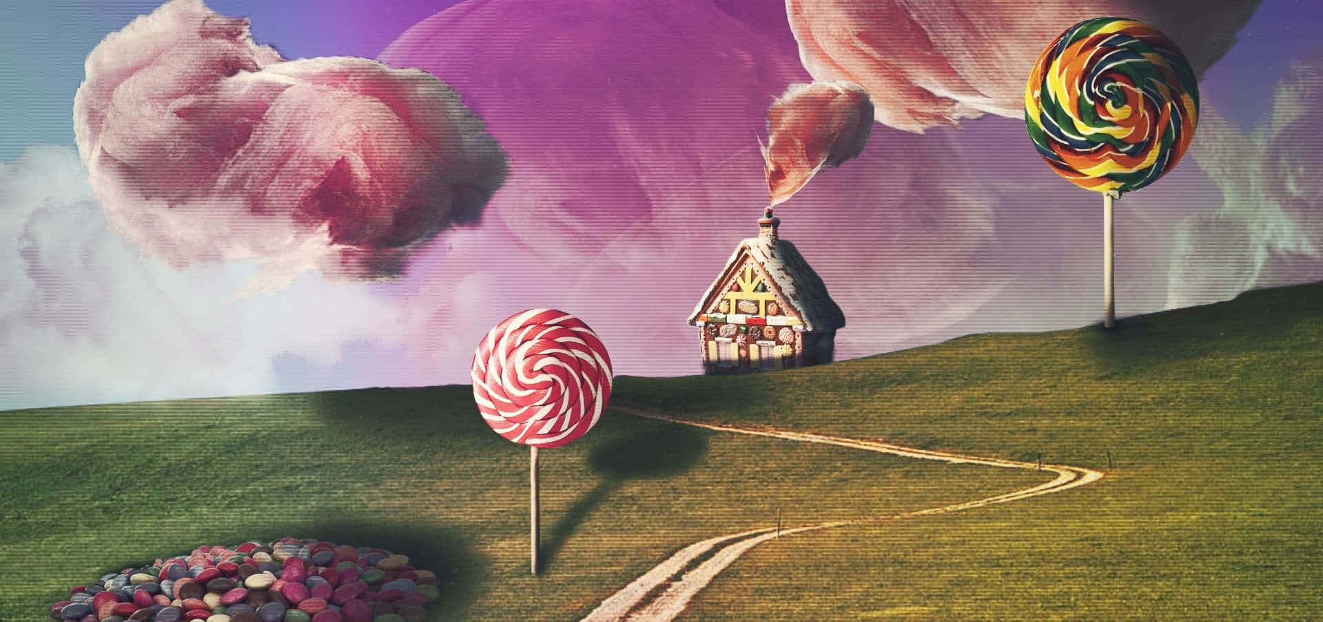 Candy Land 桌布 壁紙 — 一個奇幻的糖果樂園場景，有巨大的棒棒糖和棉花糖雲朵飄浮在草地小山丘上的一座古雅房屋上方。