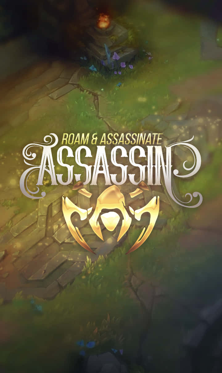 League Of Legends Phone 桌布 壁紙 — 一個奇幻遊戲標誌，為「Assassin」設計，帶有華麗的白色和金色文字，位於陰暗森林中一條長滿青苔的石徑上。