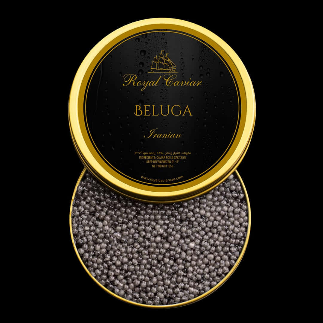 Black Caviar 桌布 壁紙 — 一個奢華的金色罐裝伊朗白鱘魚子醬，蓋子打開，在純黑背景下露出閃亮的黑色珍珠。