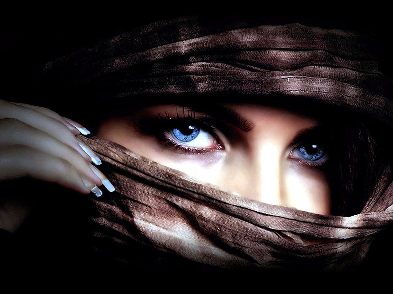 Eyes 桌布 壁紙 — 一個女人強烈的藍眼睛透過深棕色面紗凝視，她的手掀起布料，形成戲劇性的特寫。