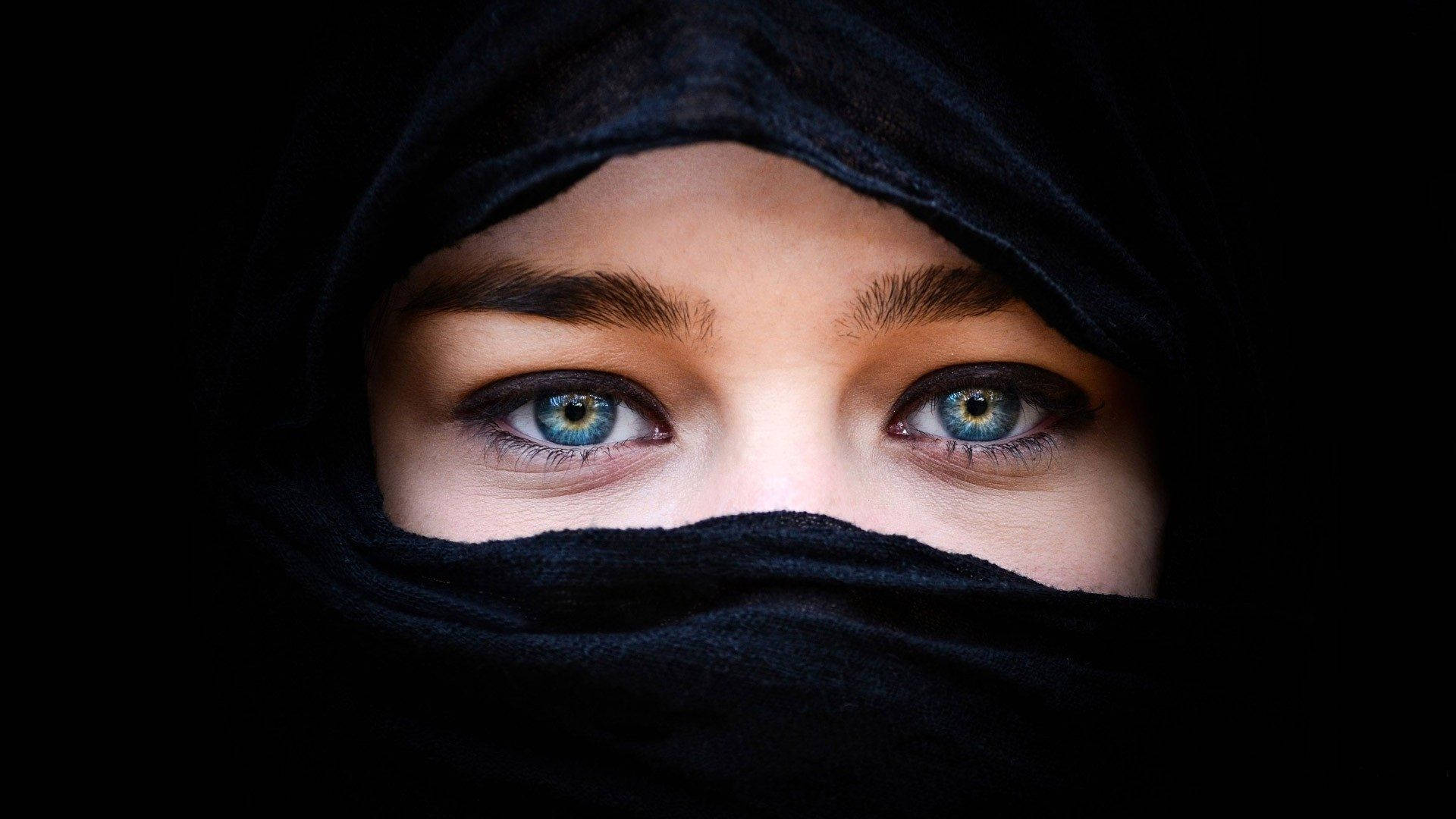Eyes 桌布 壁紙 — 一個女人強烈的藍眼睛透過黑色面紗在黑暗背景中窺視的特寫。