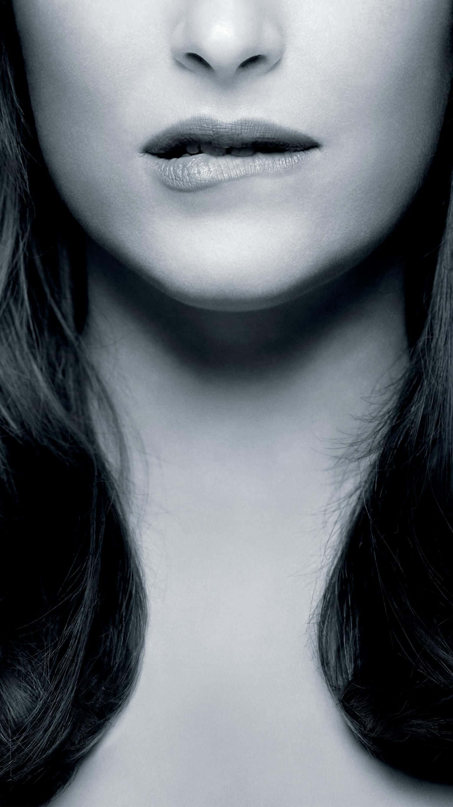Sensual 桌布 壁紙 — 一個女人的下半臉和頸部的單色特寫，柔和的光線和深色頭髮勾勒出她的嘴唇。