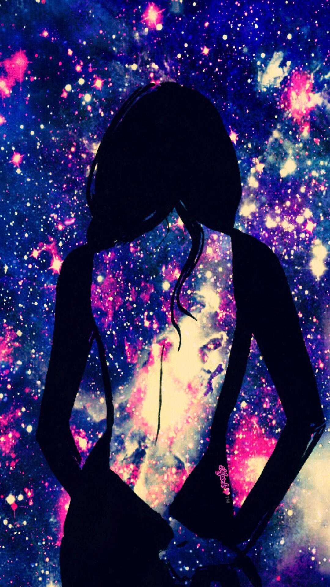 Woman Silhouette 桌布 壁紙 — 一個女人的剪影，她的背部有星系旋轉，背景是紫色、粉紅色和藍色的宇宙星場。