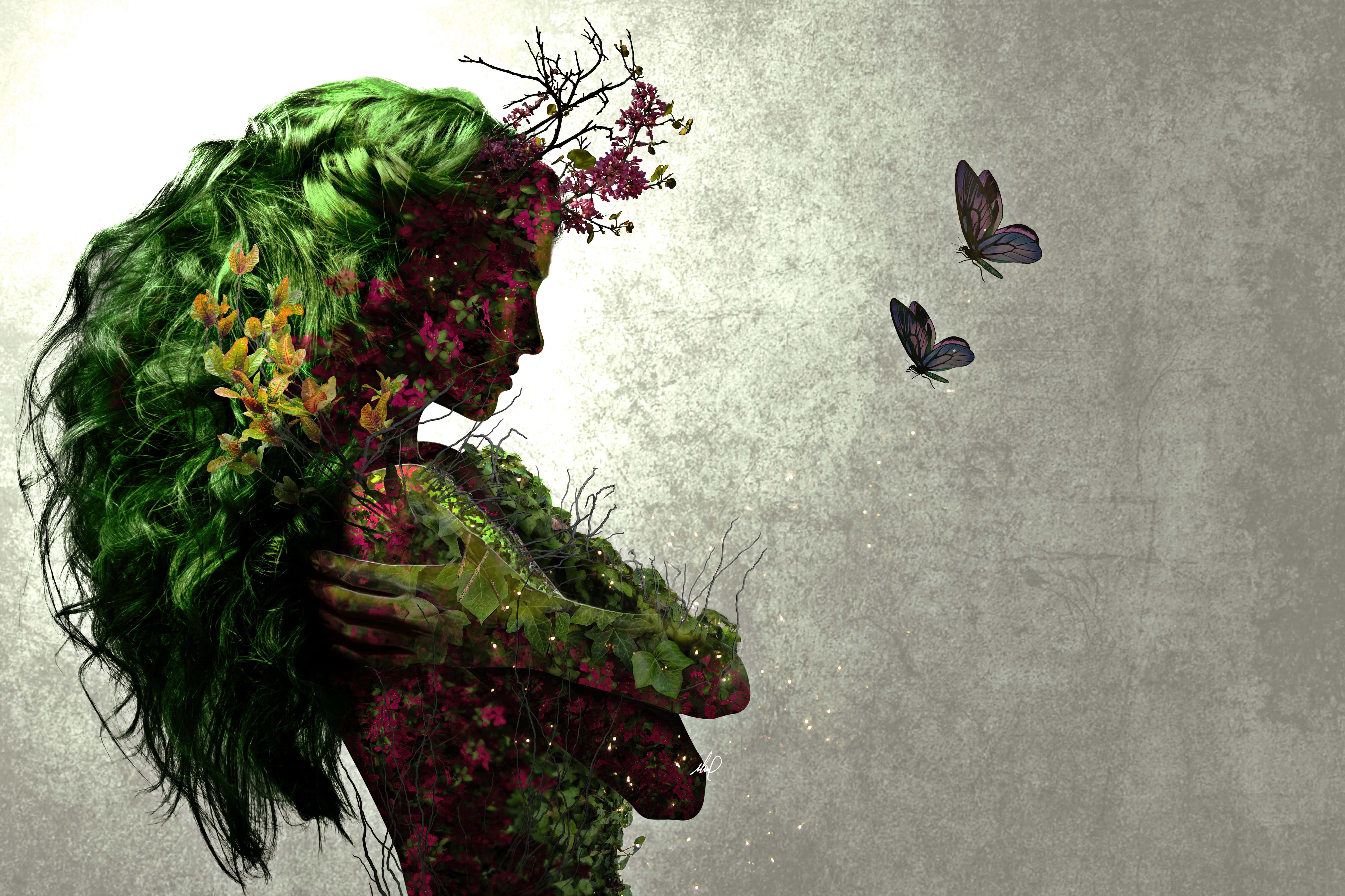 Butterfly Art 桌布 壁紙 — 一個女人的剪影與充滿活力的綠色植物和花朵融為一體，蝴蝶在她身邊翩翩起舞，背景是帶有紋理的灰色。