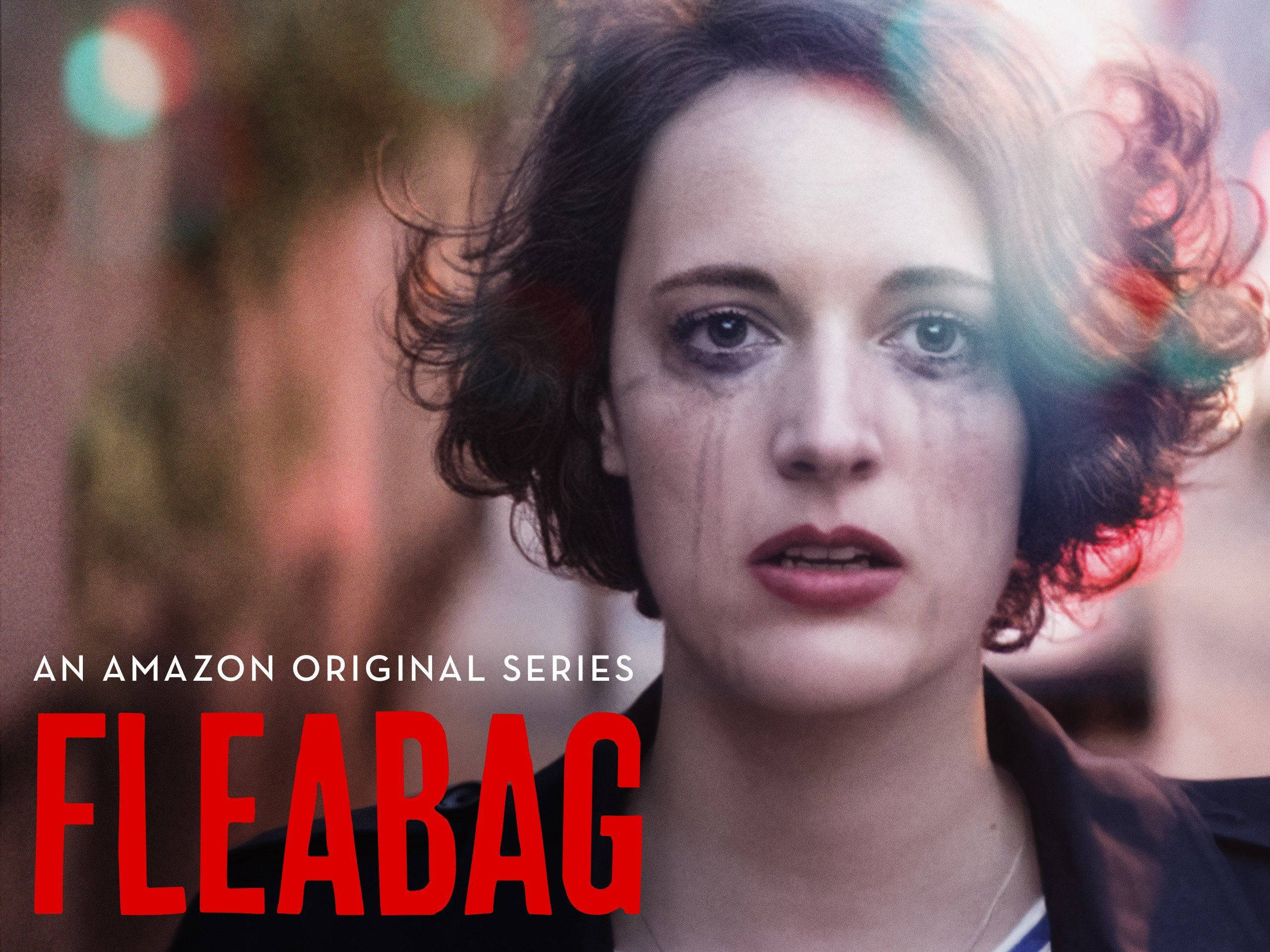 Fleabag 桌布 壁紙 — 一個女人的特寫，她臉上帶有淚痕、捲髮，在彩色鏡頭眩光下，有粗體紅色文字寫著 Fleabag。