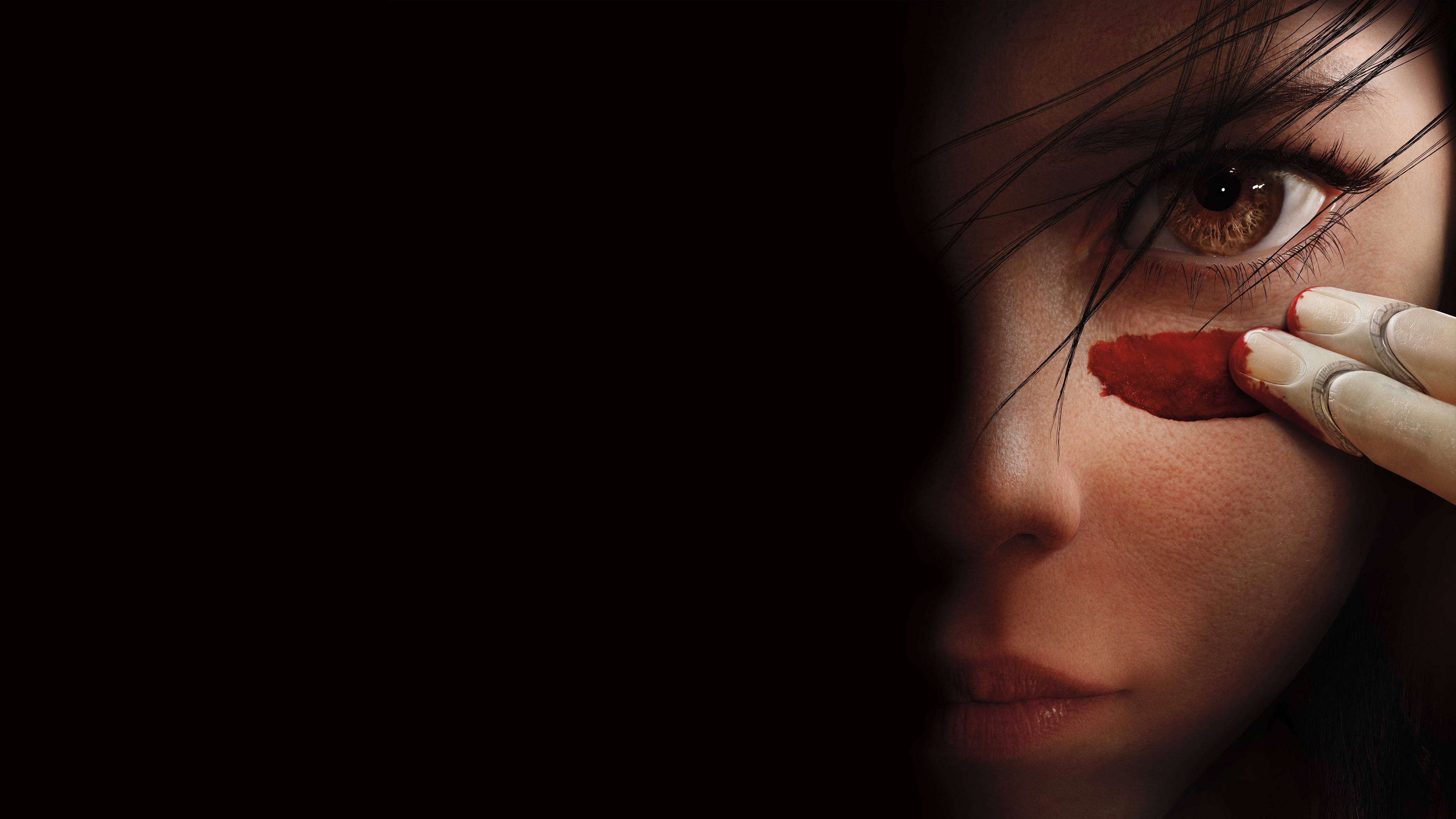 Alita 桌布 壁紙 — 一個女人的臉一半在陰影中，她戴著手套的手指塗抹大膽的紅色唇膏，戲劇性的特寫。