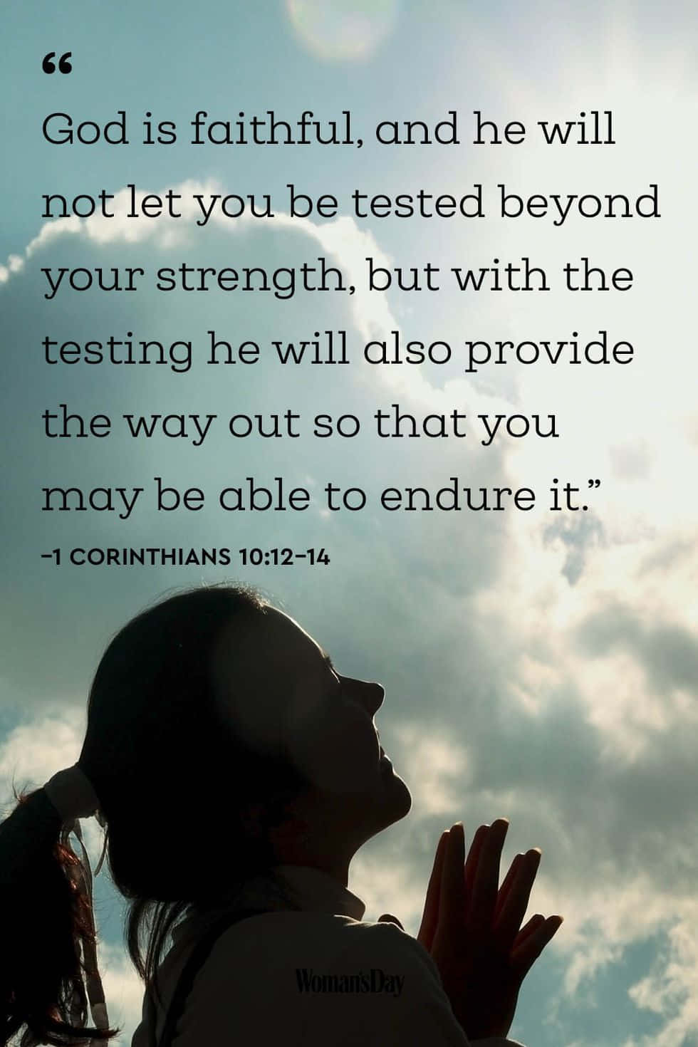 Encouraging Bible Verses 桌布 壁紙 — 一個女人祈禱的剪影，背景是明亮的多雲天空，並疊加了鼓舞人心的聖經經文。